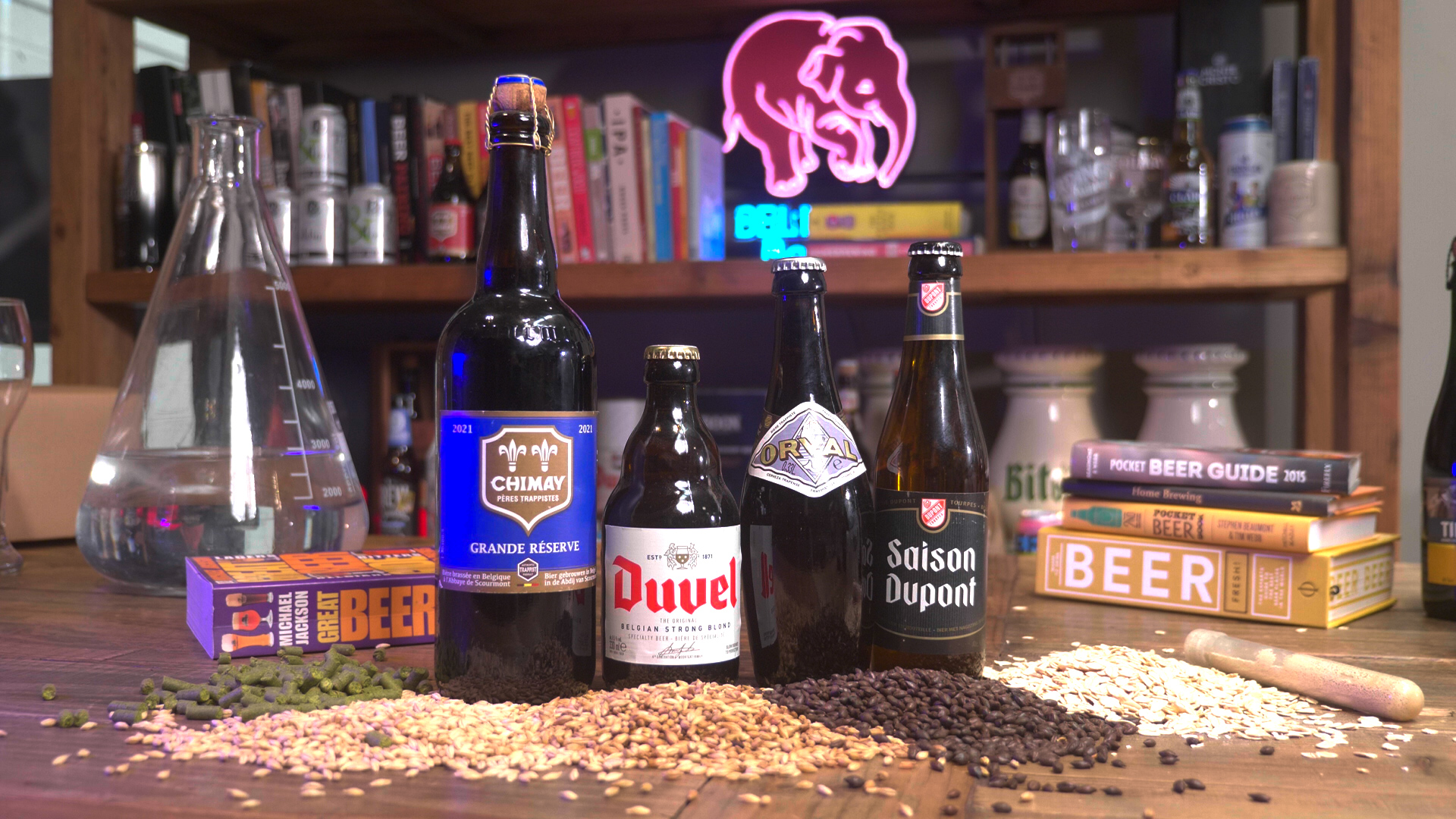 Cervejas belgas, maltes e lúpulos na mesa do estúdio onde o curso foi gravado