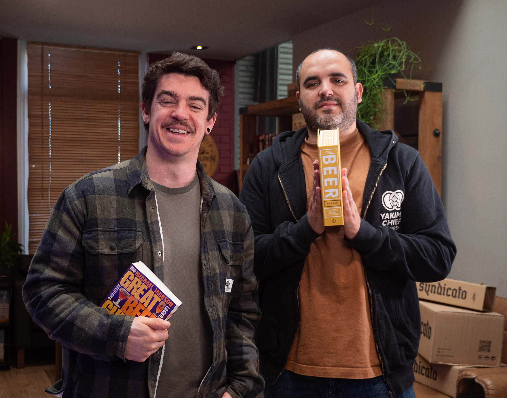 Tiago Lopes e David Santos com os livros de apoio do curso